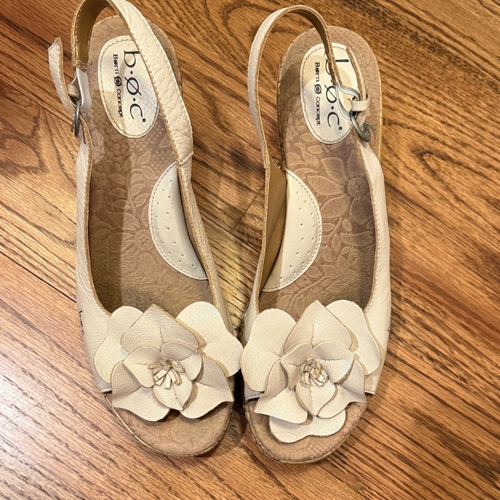 b.o.c. Women's Cream Floral Sandals